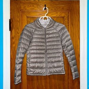 UNIQLO women’s medium light puffer jacket